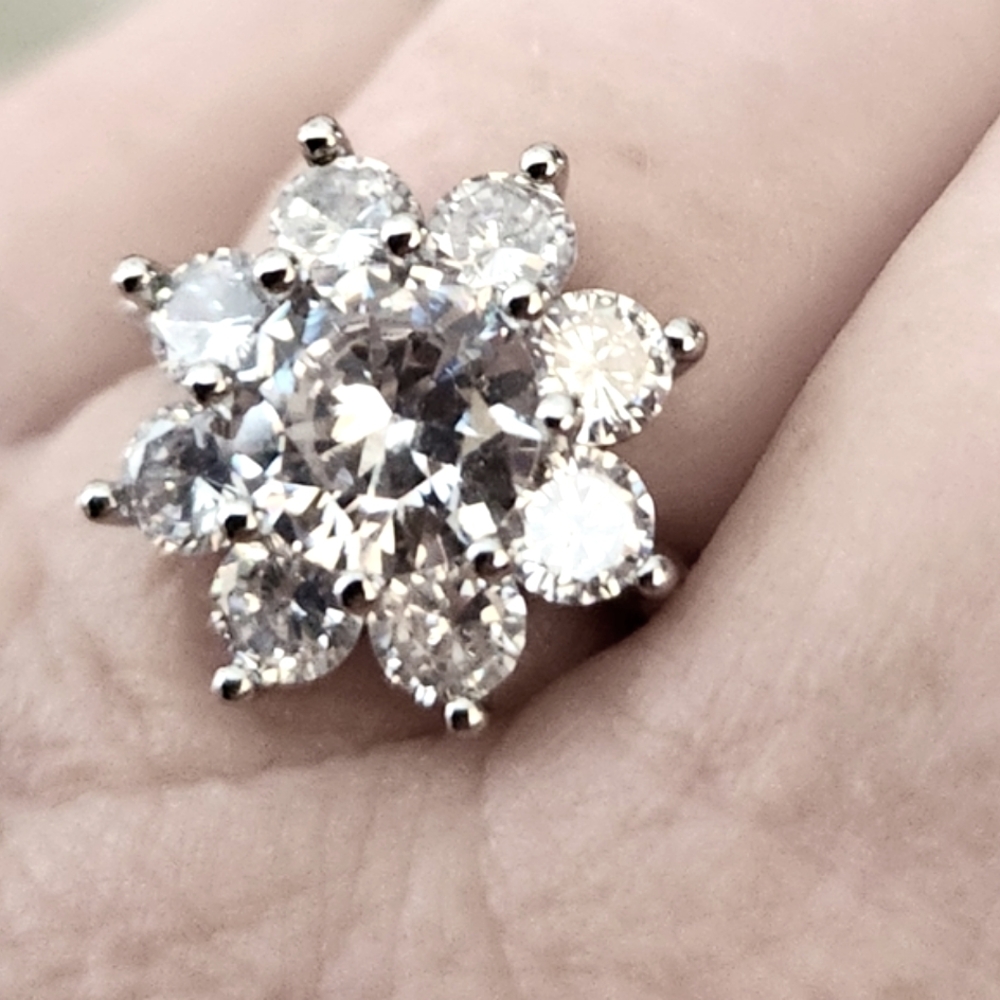 Gorgeous 8 Clear Crystal Ring. Brand New in Silver  Size 8